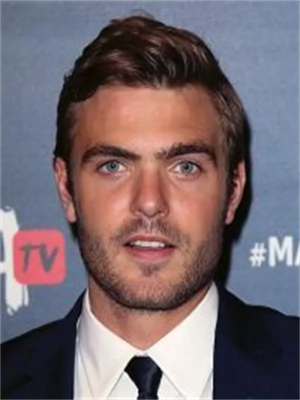 Alex Roe