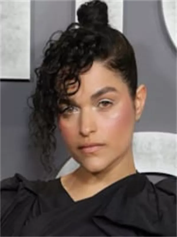 Eve Harlow