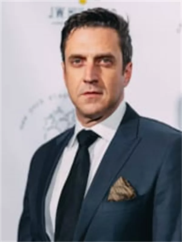 Raul Esparza