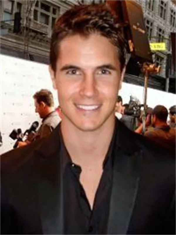 Robbie Amell